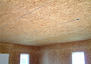 Потолок, облицованный плитами OSB